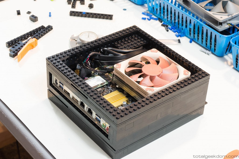 Illustration for article titled This Lego Case Holds a Fully Customizable ComputerÂ